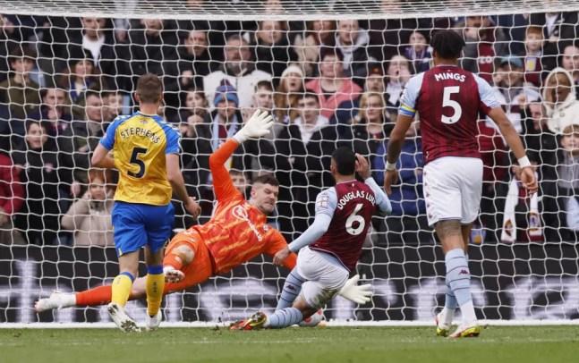 Douglas Luiz marca para o Aston Villa diante do Brighton — Foto: REUTERS