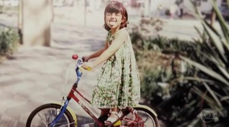 Marina Harkot na infância, com sua primeira bicicleta. — Foto: Reprodução/TV Globo 