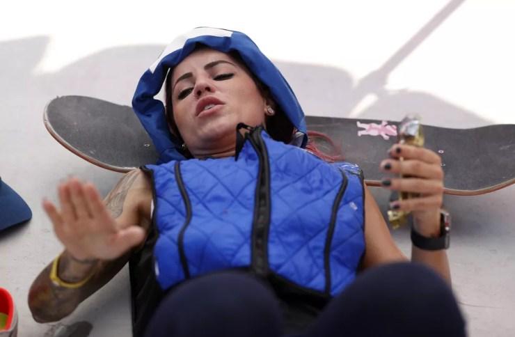 Letícia Bufoni deitada com colete e bolsa de gelo no corpo e na cabeça, durante treino do skate para Olimpíadas de Tóquio 2020 — Foto: Ezra Shaw / Getty Images