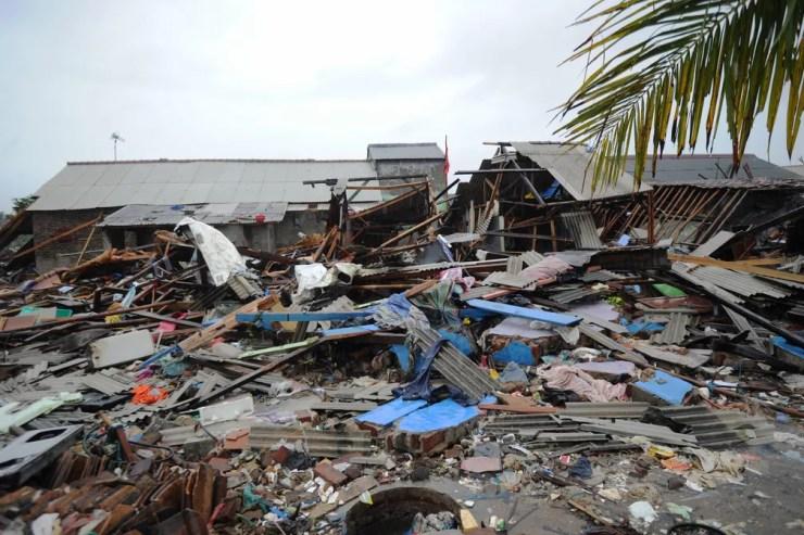 Destroços em ilha na Indonésia atingida pelo tsunami — Foto: Sonny Tumbelaka/AFP
