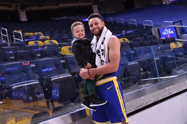 Curry e o filho na vitória dos Warriors no dia do seu aniversário de 33 anos — Foto: Getty