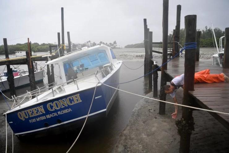 Muitos barcos ficaram encalhados na areia em Tampa, Flórida, quando o mar se retirou (Foto: REUTERS/Bryan Woolston)