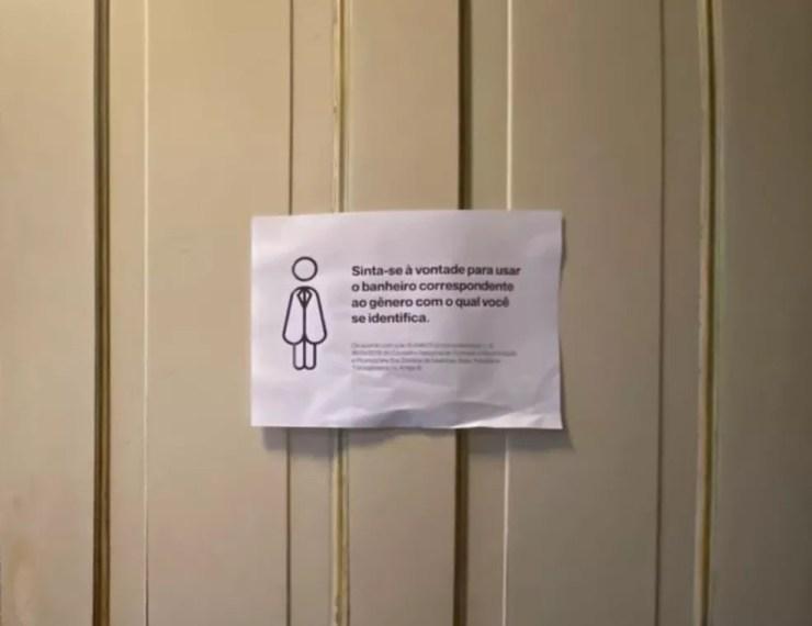 Placa na porta do banheiro do Theatro Municipal de São Paulo autoriza público a usar o banheiro correspondente ao gênero com o qual se identifica — Foto: Patrícia Figueiredo/g1