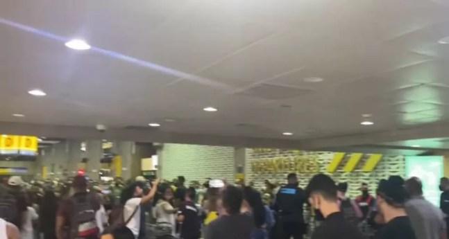 Passageiros da Itapemirim protestam pela suspensão dos voos no Aeroporto Internacional de SP, em Guarulhos — Foto: Reprodução/Redes sociais
