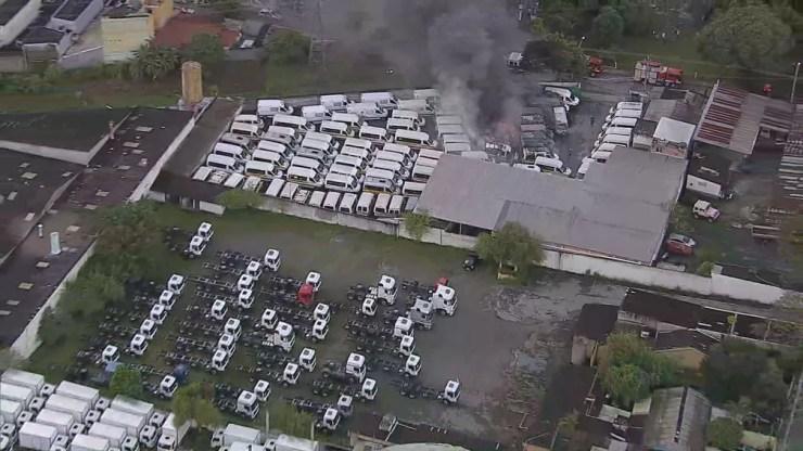 Pelo menos cinco vans ficaram totalmente danificadas após incêndio em pátio do ABC — Foto: Reprodução TV Globo