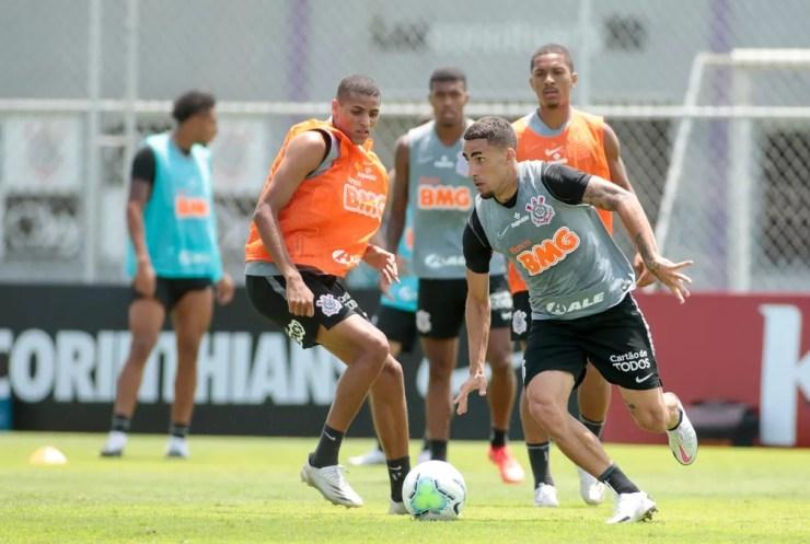 Gabriel passa por Rodrigo Varanda em treino do Corinthians — Foto: Rodrigo Coca/Ag. Corinthians