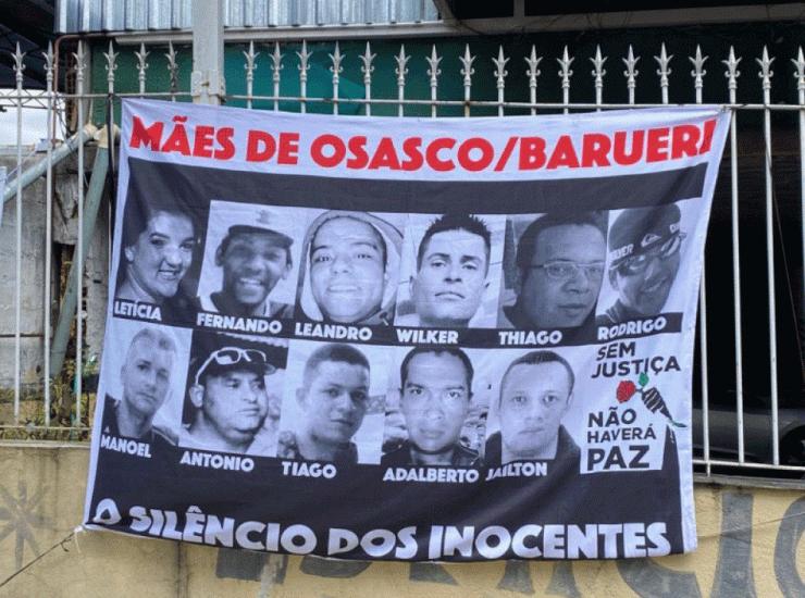Parentes das vítimas da chacina de 2015 colocaram faixas em frente ao Fórum de Osasco para pedir a condenação dos réus  — Foto: Filippo Mancuso/TV Globo