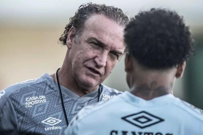 Cuca conversa com Marinho em treino do Santos — Foto: Ivan Storti / Santos FC