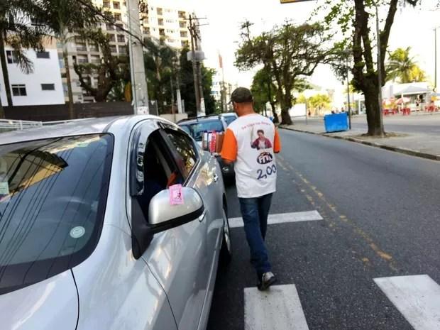 Empresário trabalha há cerca de um mês em semáforo de São Vicente (Foto: Guilherme Lucio da Rocha/G1)