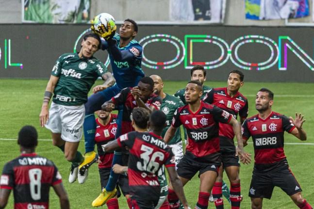 Hugo Souza  faz a defesa no Flamengo x Palmeiras — Foto: Anderson Lira/Agência Estado