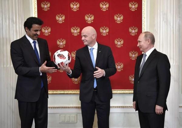 Putin e Infantino passam o bastão da Copa do Mundo para o emir do Catar, Tamim bin Hamad al-Thani (Foto: EFE / EPA / ALEXEI NIKOLSKY)