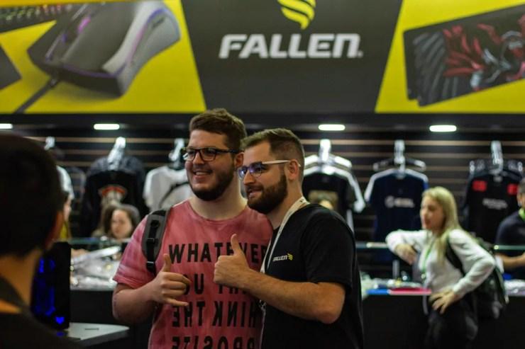 Fallen é tietado por fãs em stand da sua loja, a Fallen Store, durante a BGS — Foto: Reprodução