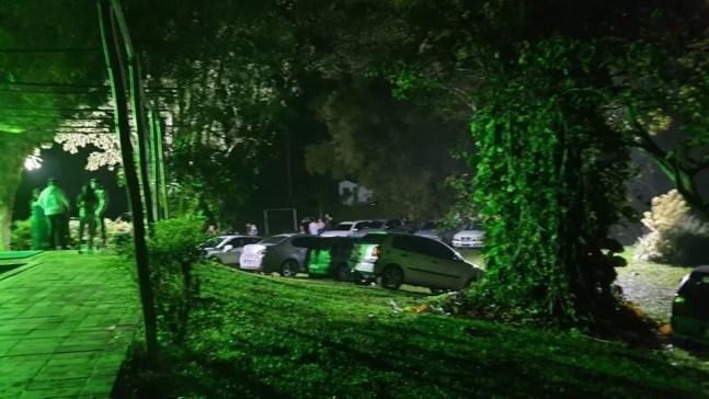 Imagem mostra carros de jovens que estavam em evento clandestino — Foto: Divulgação/Comitê de Enfrentamento ao Covid de Juquiá