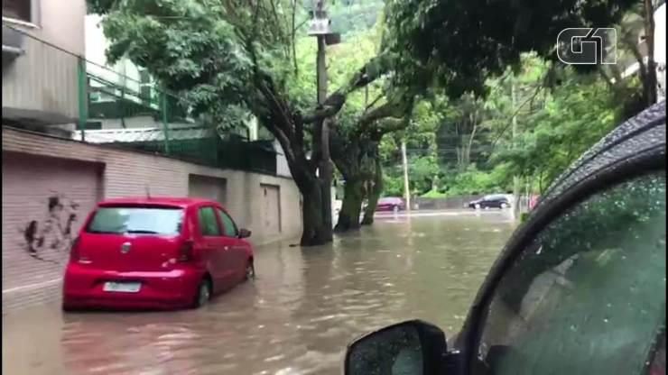 Ruas da Lagoa e Jardim Botânico ficam alagadas após chuva