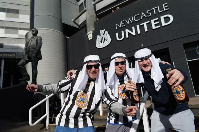 Torcedores do Newcastle usam véus, em alusão à vestimenta árabe — Foto: Gettyimages