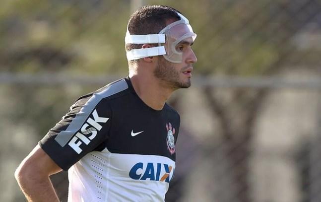 Renato Augusto usando máscara em treino do Corinthians — Foto: Daniel Augusto Jr. / Ag. Corinthians