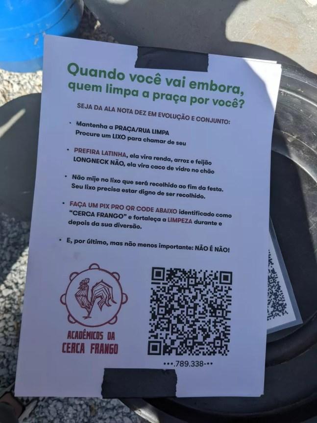 Bloco na Zona Oeste de SP faz cartaz com orientações para foliões manterem a cidade limpa após curtição neste sábado (23) — Foto: Tiago Aguiar/g1