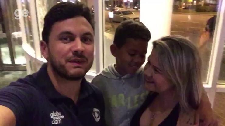 Esposa e filho do jogador Kempes falam do encontro com os jogadores do Barcelona