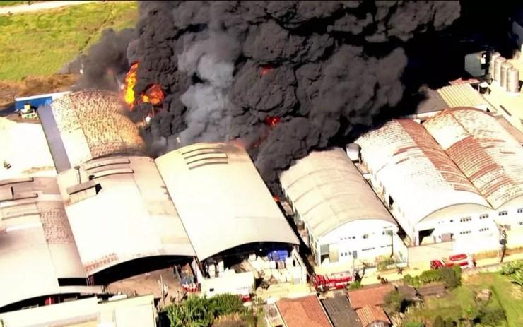 Fogo atinge galpões de fábrica em Guarulhos (Foto: Reprodução/TV Globo)