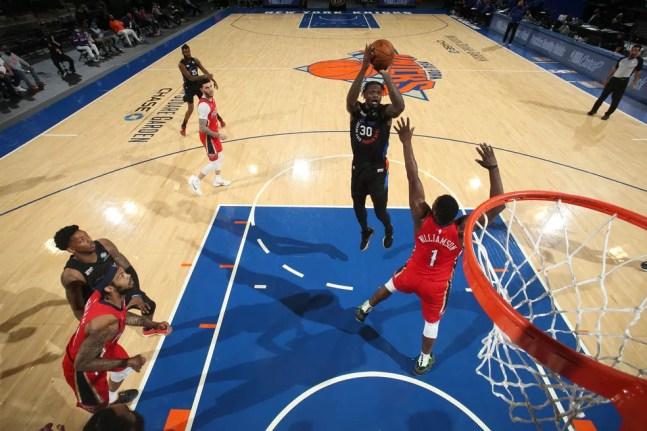 Julius Randle (camisa 30) arremessa para os Knicks, marcado por Zion Williamson (1), dos Pelicans — Foto: Nathaniel S. Butler/NBAE via Getty Images