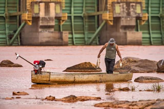 Fotógrafo registra imagens dos impactos da lama da Samarco no Rio Doce. Imagem de novembro de 2015 — Foto: Leonardo Merçon/ Últimos Refúgios