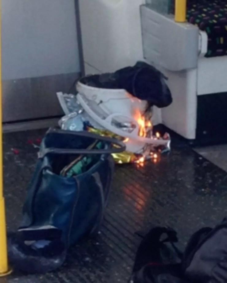 Imagem extraída de vídeo mostra fogo dentro de trem na estação de metrô Parsons Green, em Londres, nesta sexta-feira (15)  (Foto: @RRIGS via AP)