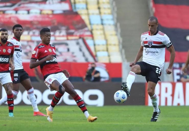 Miranda, do São Paulo, em jogo contra o Flamengo — Foto: Rubens Chiri/saopaulofc.net