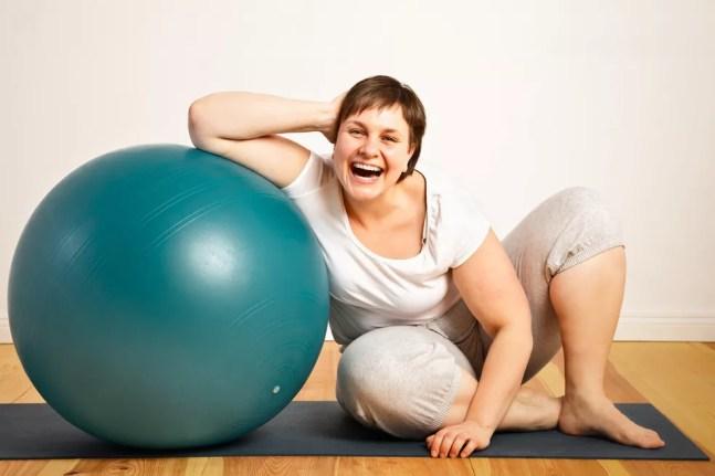 Pilates no solo mulher obesidade eu atleta — Foto: Istock Getty Images
