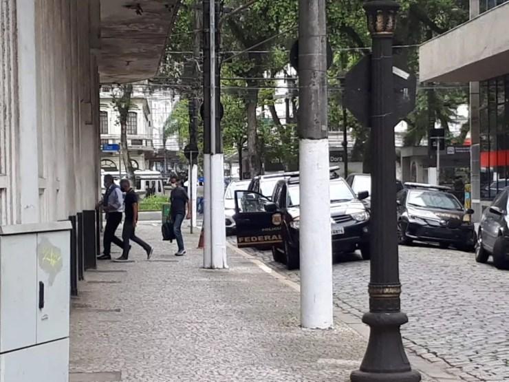 Prefeito de Guarujá, Válter Suman foi encaminhado para a Delegacia Federal de Santos e, posteriormente, preso — Foto: Rodrigo Nardelli/G1 