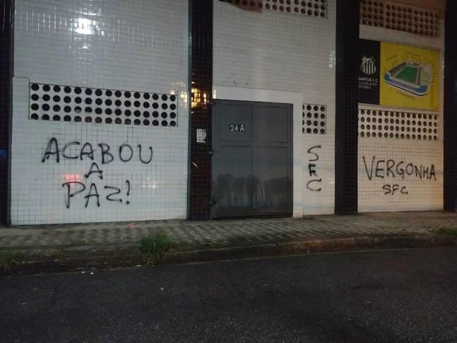 Muros da Vila Belmiro são pichados após derrota do Santos na Libertadores — Foto: Bruno Rios/ATribuna.com.br