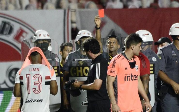 Fernando Diniz é expulso após eliminação do São Paulo para o Grêmio — Foto: Marcos Ribolli