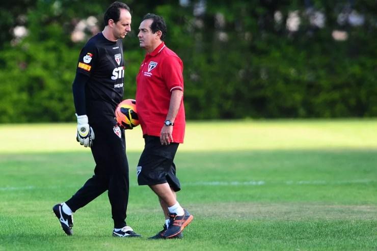Rogério Ceni e Muricy Ramalho quando ainda eram jogador e técnico — Foto: Marcos Ribolli