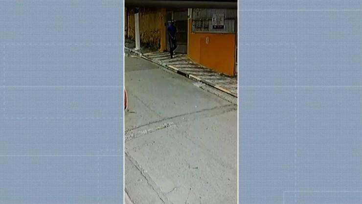 Câmeras flagram homem em frente à casa das crianças — Foto: Reprodução/TV Globo