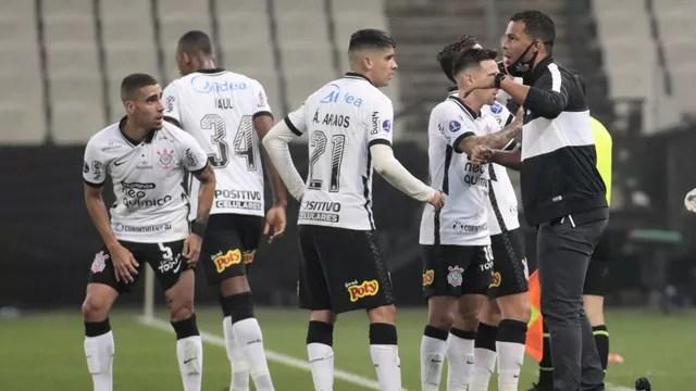 Fernando Lázaro comemora com jogadores do Corinthians