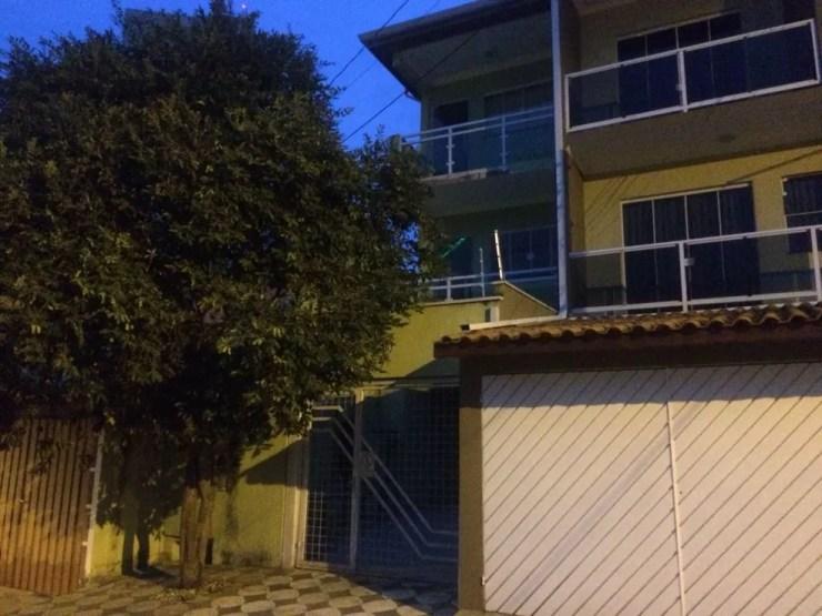 Idosa caiu da janela de casa, no bairro Três Meninos (Foto: Carlos Dias/G1)