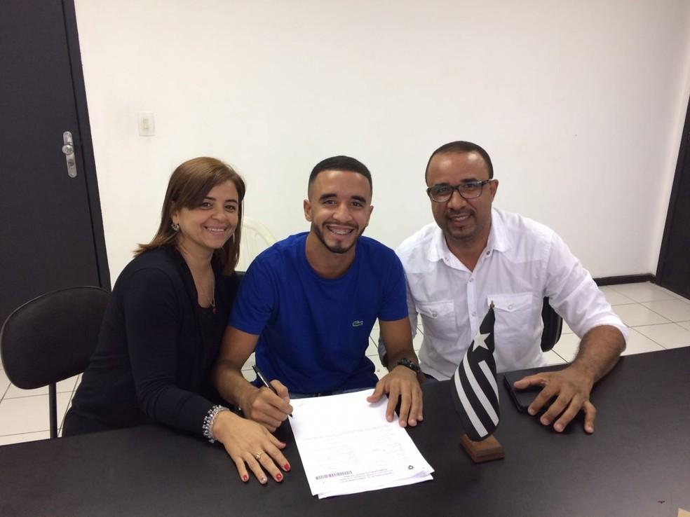 Caio Alexandre renovou contrato com o Botafogo atÃ© o fim de 2020 â Foto: Arquivo Pessoal