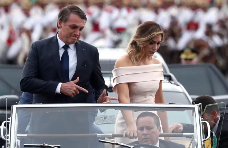Bolsonaro e Michelle desfilam em carro aberto, na Esplanada dos Ministérios — Foto: Ricardo Moraes/Reuters