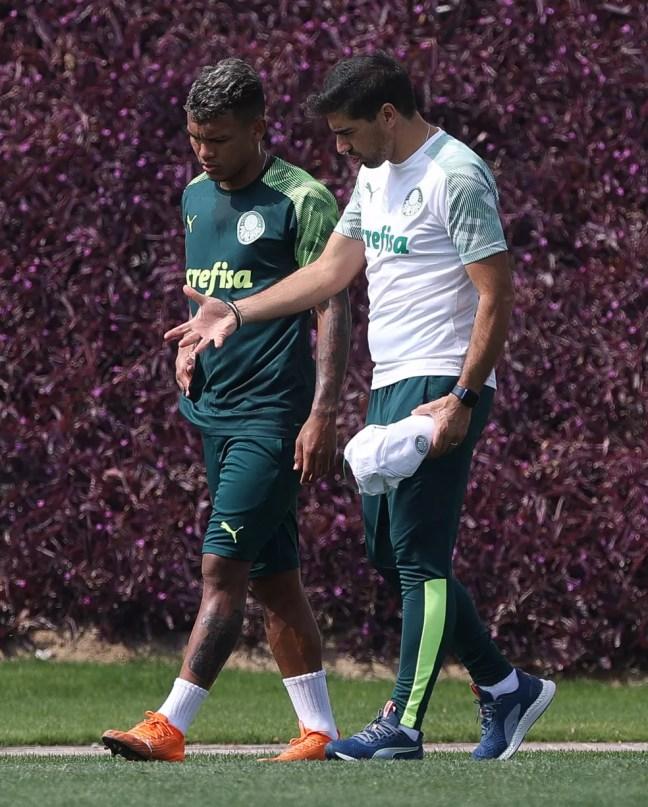 Gabriel Veron, do Palmeiras, conversa com o técnico Abel Ferreira — Foto: Cesar Greco / Ag. Palmeiras