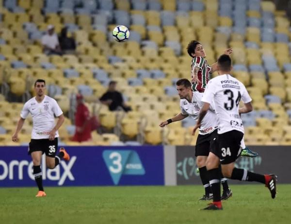 Defesa do Corinthians tenta marcar Pedro. Setor também vem sofrendo (Foto: André Durão / GloboEsporte.com)