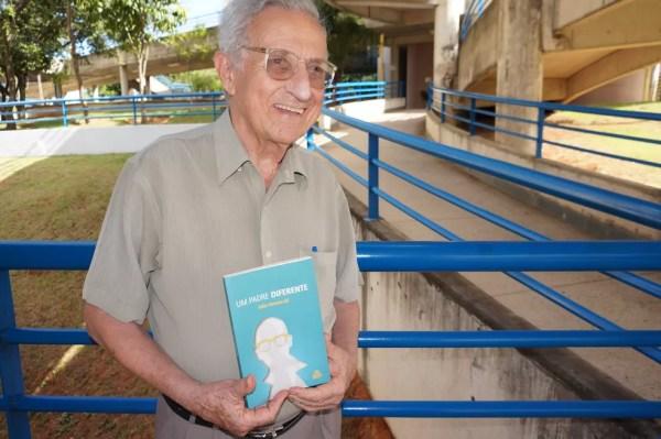 Aldo Vannucchi segura o livro 'Um Padre Diferente', que conta a vida de André Pieroni (Foto: Assecoms/Uniso/Divulgação)