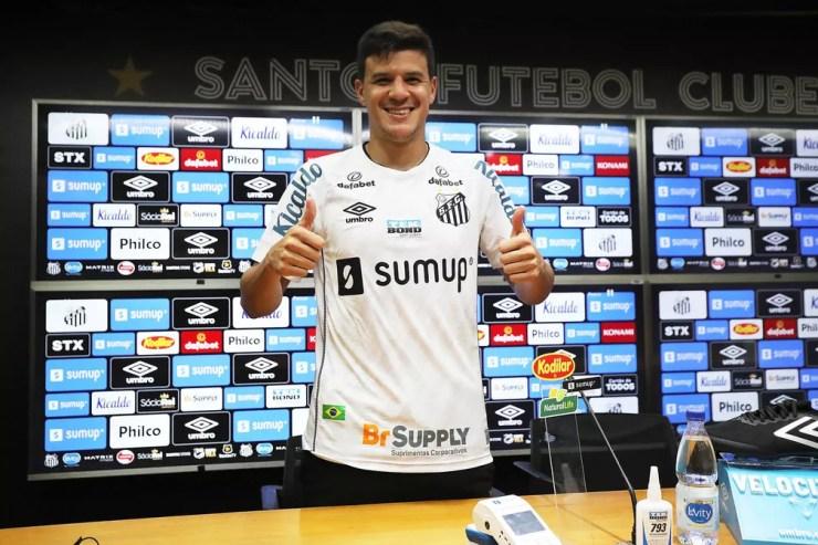 Apresentação de Augusto Galván no Santos — Foto: Pedro Ernesto Guerra Azevedo/Santos FC