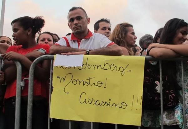 Morador em Diadema e com empregoo em Mauá, o prensista José Vieira, de 35 anos, parou em Santo André para protestar  com cartaz: — Foto: Roney Domingos/ G1