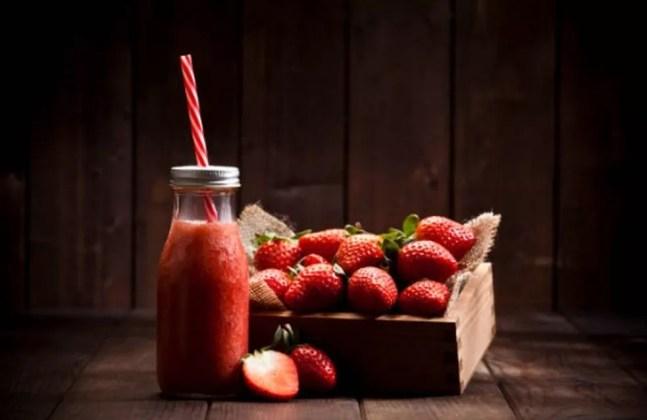 Rico em vitamina C e Potássio, o morango é um dos alimentos que integra a lista — Foto: iStock