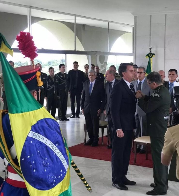 Bolsonaro recebe medalha em solenidade nesta quarta-feira (5) em Brasília — Foto: Assessoria de imprensa/governo de transição