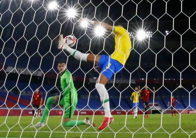 Diego Carlos tira bola quase em cima da linha Brasil x Espanha — Foto: Reuters