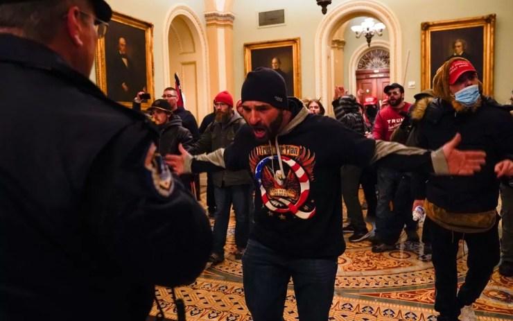 Manifestantes são vistos dentro do Capitólio, em Washington, na quarta-feira (6) — Foto: AP Photo/Manuel Balce Ceneta