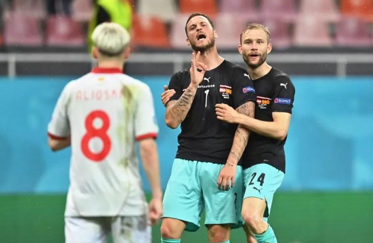 Arnautovic grita para Alioski e provoca o adversário logo após marcar o gol pela Áustria contra a Macedônia — Foto: Daniel Mihailescu/Reuters