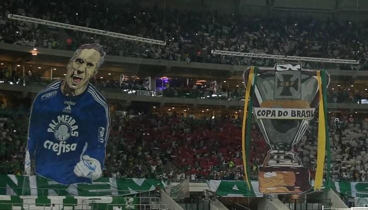 Mosaico 3D mostra Fernando Prass e a taça da Copa do Brasil — Foto: Cesar Greco/Ag Palmeiras/Divulgação