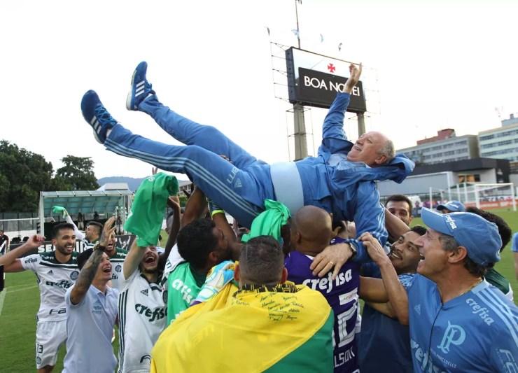 Felipão foi jogado para o alto pelos jogadores do Palmeiras após a vitória contra o Vasco — Foto: André Durão