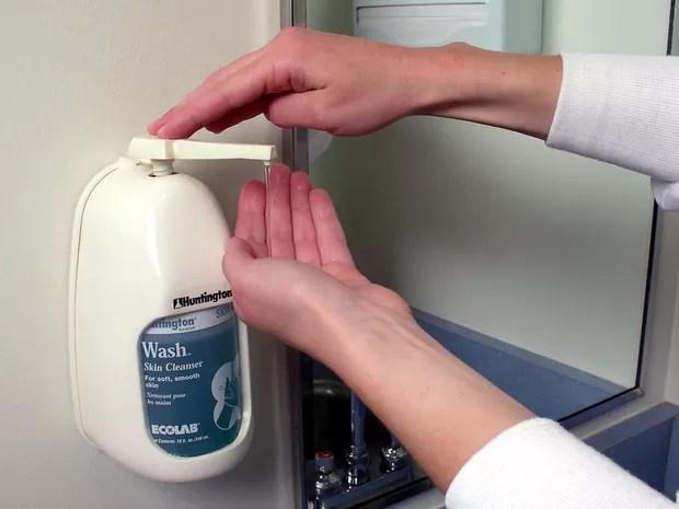 Lavar as mãos é uma medida de higiene essencial para evitar infecções (Foto: CDC/Kimberly Smith, Christine Ford)